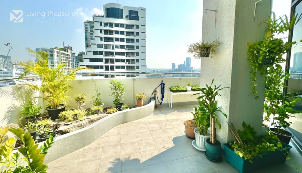 Spacious 3-Bedroom Penthouse for Rent at Supalai Place Sukhumvit 39 with City View 12