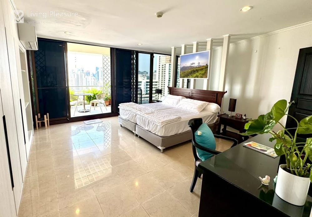 Spacious 3-Bedroom Penthouse for Rent at Supalai Place Sukhumvit 39 with City View 17