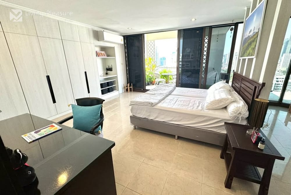 Spacious 3-Bedroom Penthouse for Rent at Supalai Place Sukhumvit 39 with City View 18