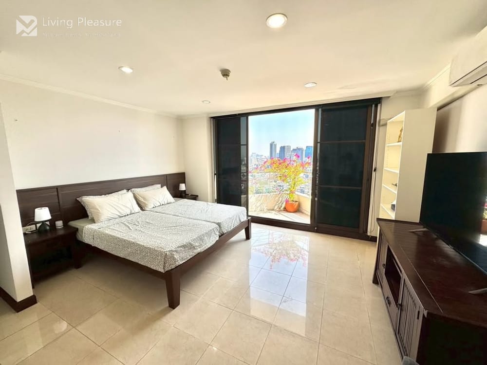 Spacious 3-Bedroom Penthouse for Rent at Supalai Place Sukhumvit 39 with City View 25