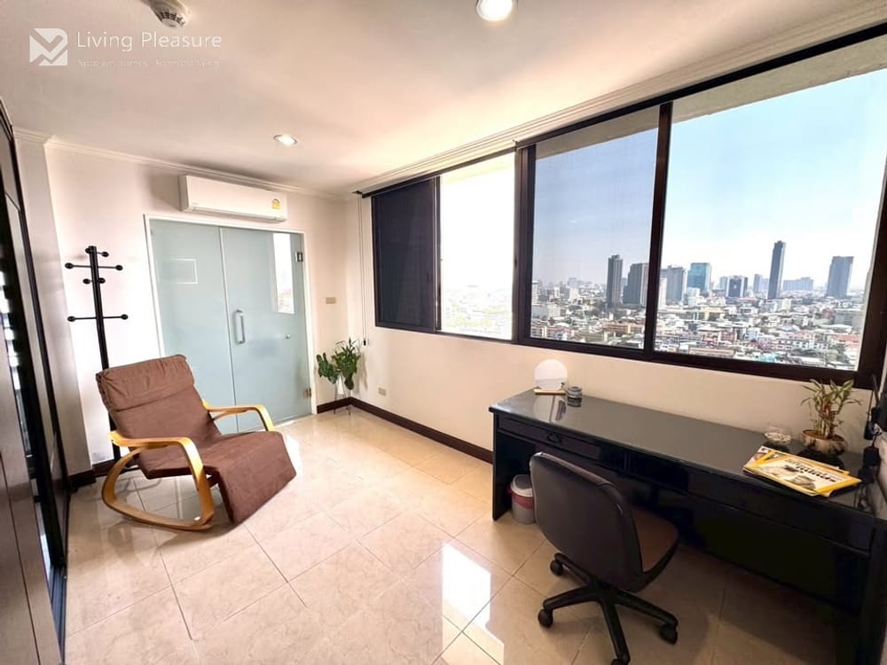 Spacious 3-Bedroom Penthouse for Rent at Supalai Place Sukhumvit 39 with City View 26