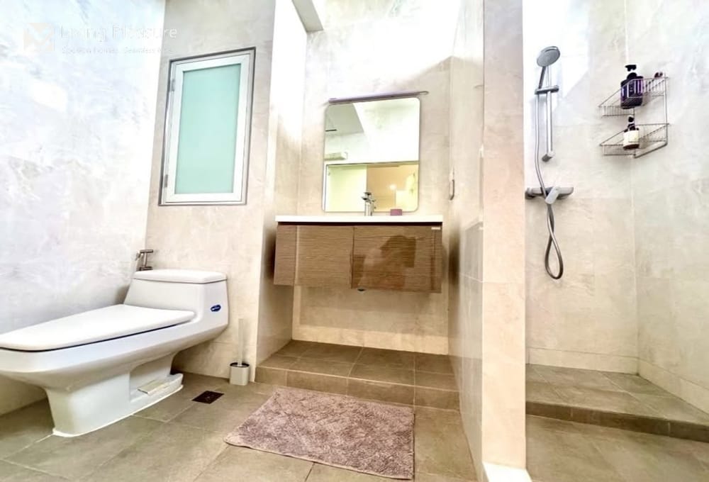 Spacious 3-Bedroom Penthouse for Rent at Supalai Place Sukhumvit 39 with City View 28