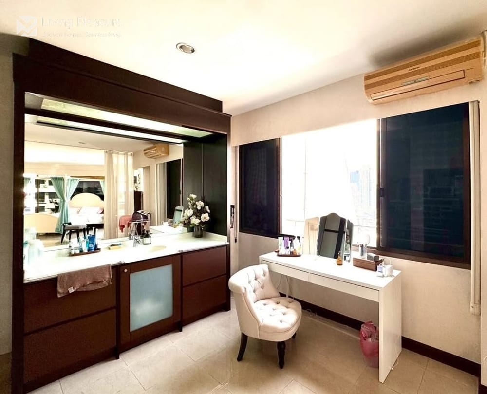 Spacious 3-Bedroom Penthouse for Rent at Supalai Place Sukhumvit 39 with City View 29
