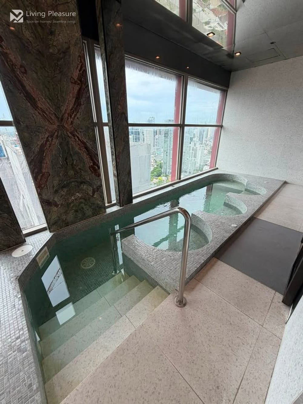 1 Bedroom Condo for Rent at RHYTHM Ekkamai - 0.4 km to BTS Ekkamai 24