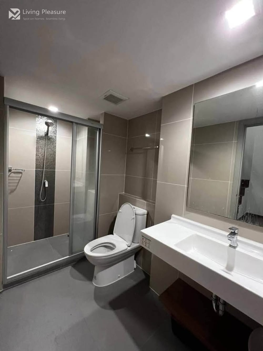 Modern 2-Bedroom Duplex for Rent at IDEO New Rama 9 with City View in Bang Kapi, Bangkok 10
