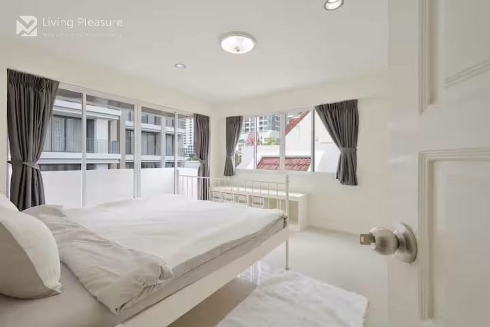 Spacious 5-Bedroom House for Rent near MRT Sukhumvit in Upper Sukhumvit, Bangkok 10