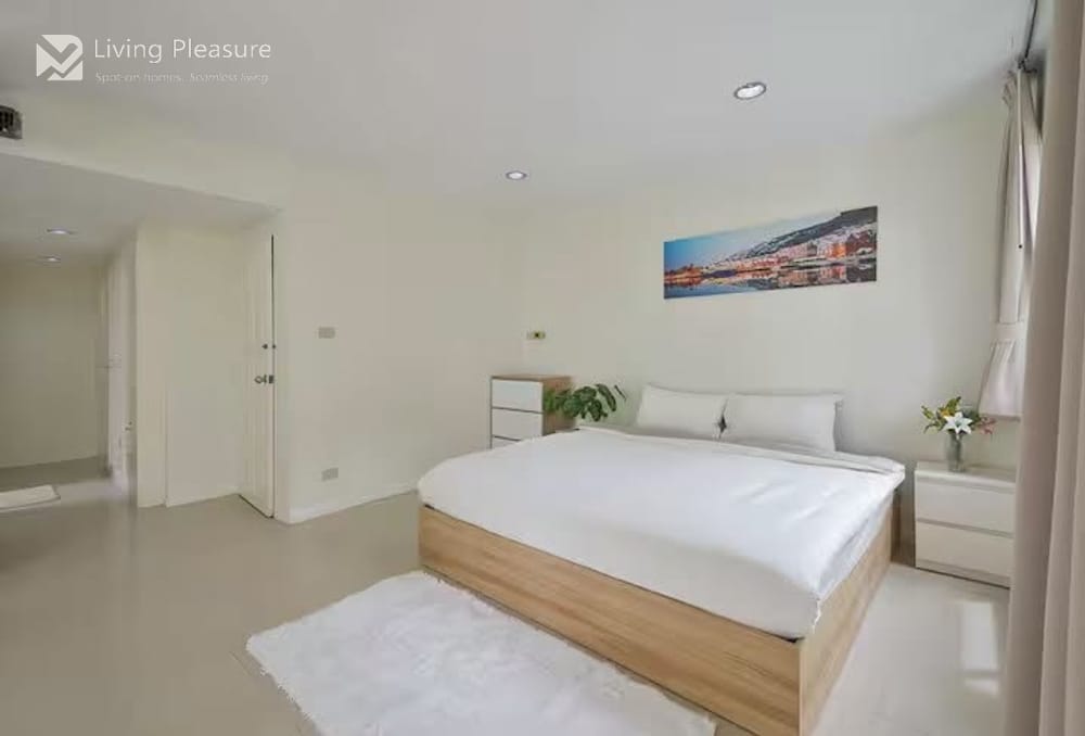 Spacious 5-Bedroom House for Rent near MRT Sukhumvit in Upper Sukhumvit, Bangkok 13