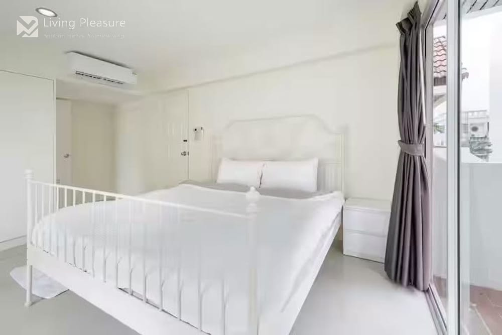 Spacious 5-Bedroom House for Rent near MRT Sukhumvit in Upper Sukhumvit, Bangkok 18