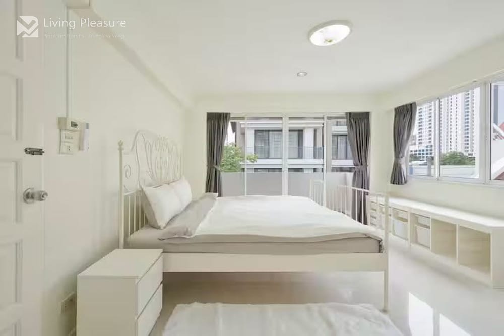 Spacious 5-Bedroom House for Rent near MRT Sukhumvit in Upper Sukhumvit, Bangkok 19