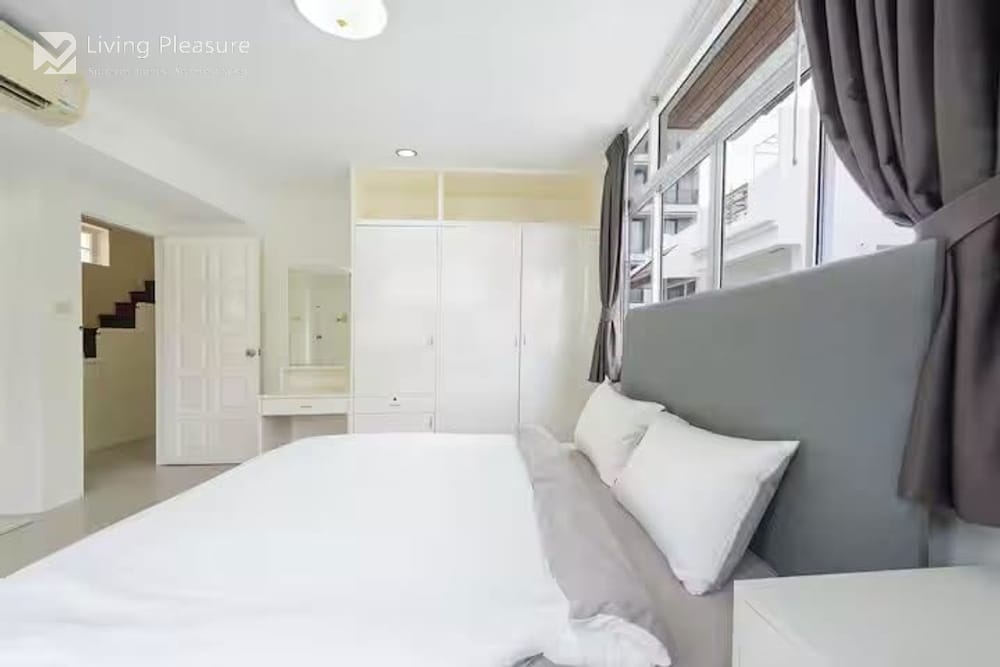 Spacious 5-Bedroom House for Rent near MRT Sukhumvit in Upper Sukhumvit, Bangkok 23