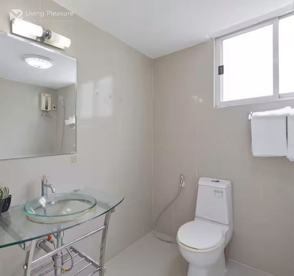 Spacious 5-Bedroom House for Rent near MRT Sukhumvit in Upper Sukhumvit, Bangkok 25