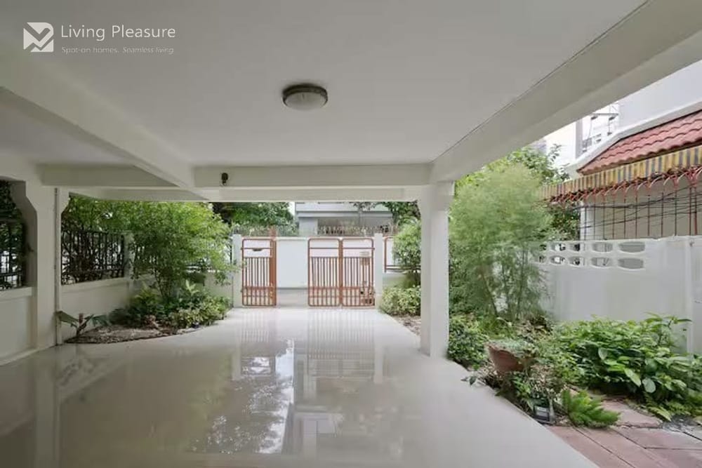 Spacious 5-Bedroom House for Rent near MRT Sukhumvit in Upper Sukhumvit, Bangkok 30