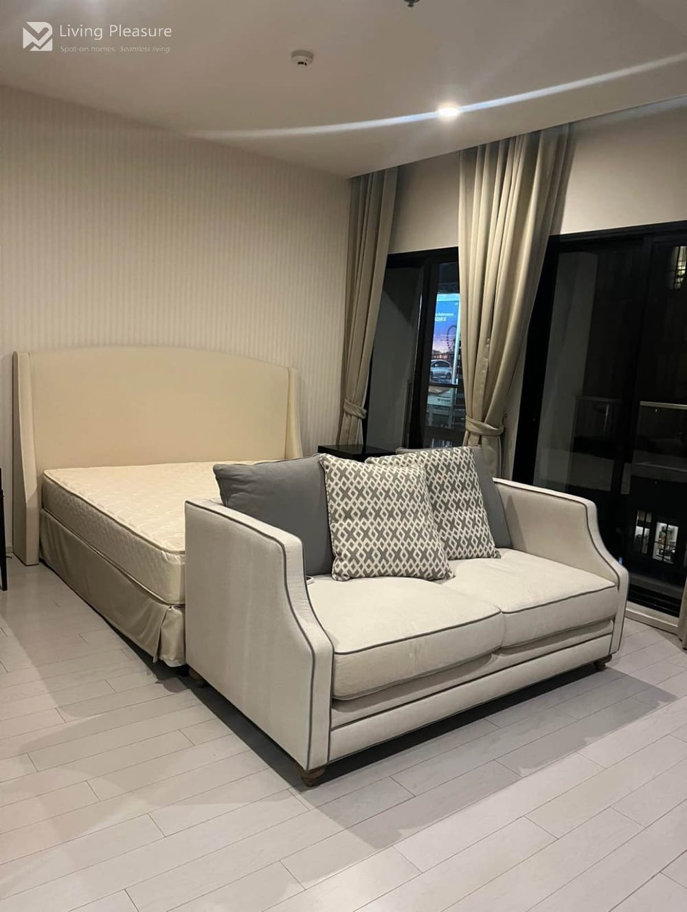 Modern Studio for Sale and Rent at Noble Ploenchit, Upper Sukhumvit - 70m from BTS Phloen Chit 6