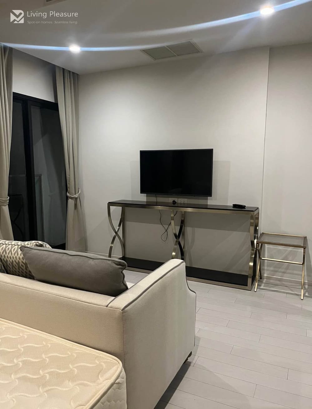 Modern Studio for Sale and Rent at Noble Ploenchit, Upper Sukhumvit - 70m from BTS Phloen Chit 7