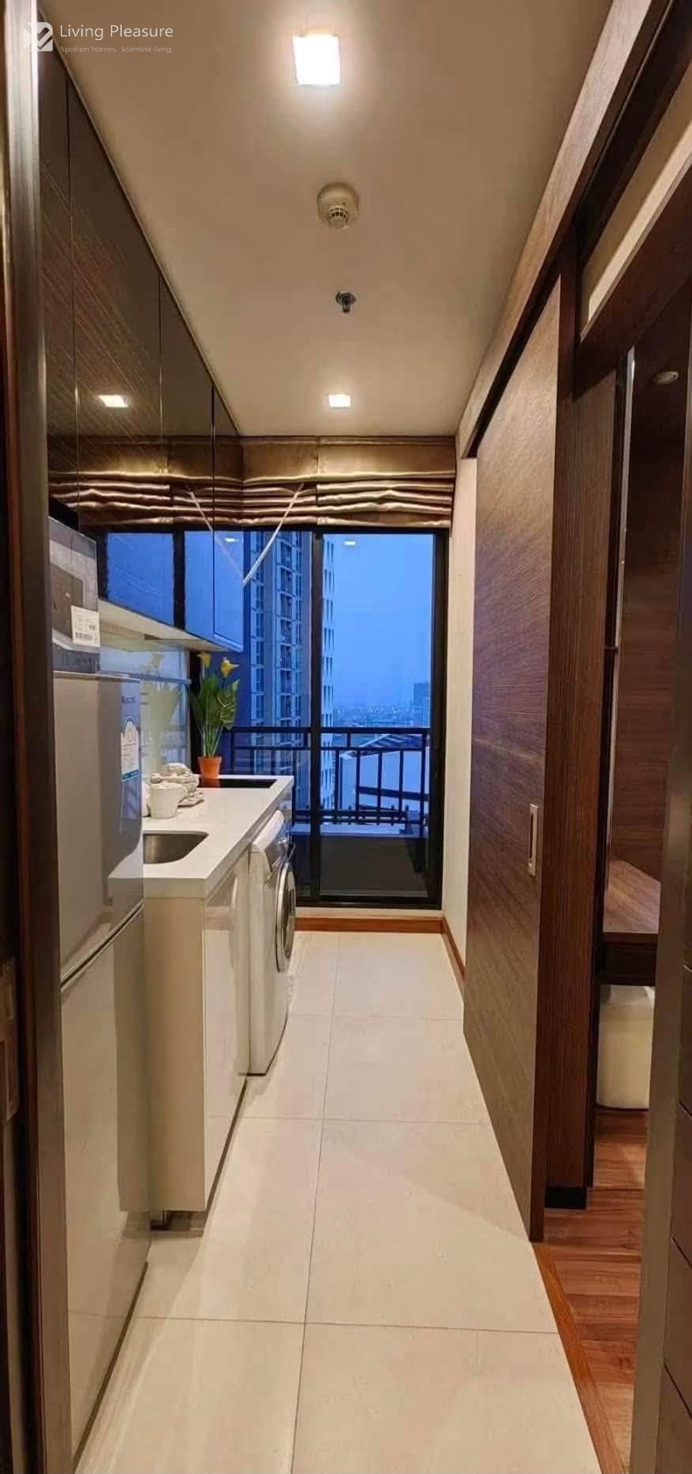 Modern Studio for Rent at Ivy Ampio with City View near MRT Thailand Cultural Centre 4