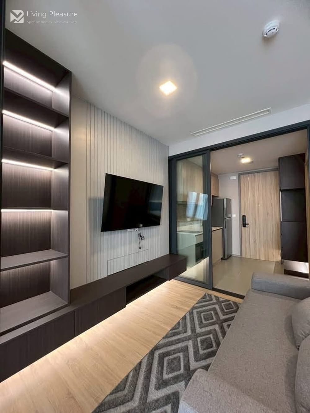 Luxury 1-Bedroom Condo for Rent at XT Phayathai with City View - 0.5 km to ARL Ratchaprarop 1
