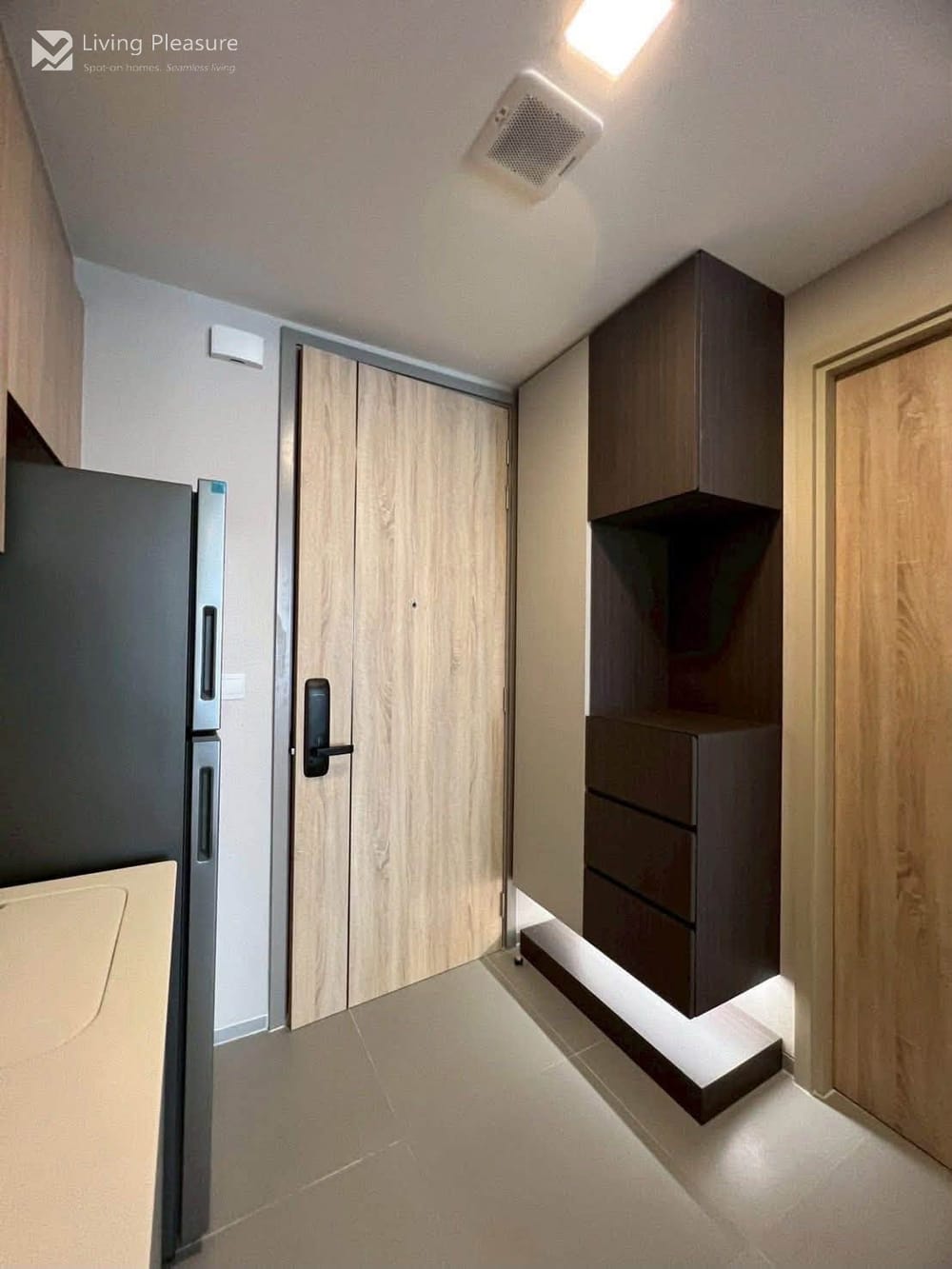 Luxury 1-Bedroom Condo for Rent at XT Phayathai with City View - 0.5 km to ARL Ratchaprarop 6