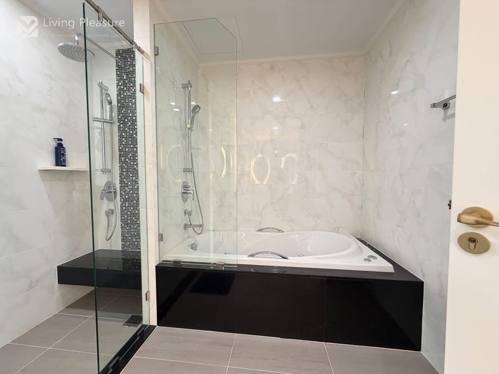 Spacious 4-Bedroom House for Sale in Supalai Oriental Sukhumvit 39, Bangkok - Near MRT Phetchaburi 7