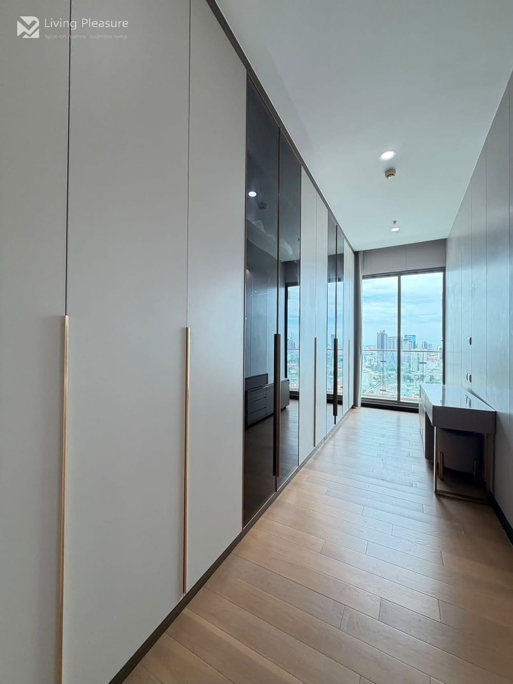 Spacious 4-Bedroom House for Sale in Supalai Oriental Sukhumvit 39, Bangkok - Near MRT Phetchaburi 15