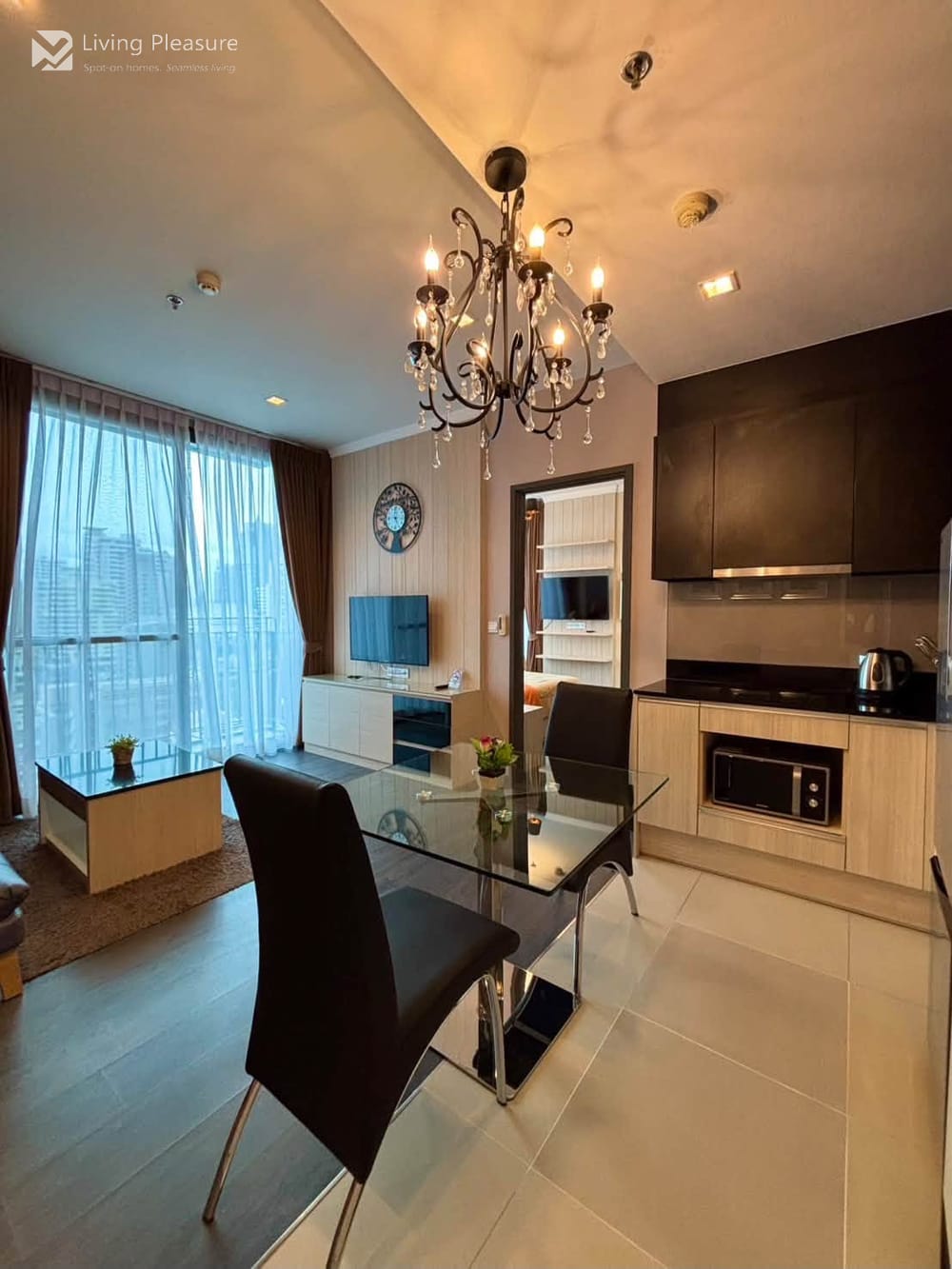 1 Bedroom Condo for Rent at Edge Sukhumvit 23 - City View, Steps from MRT Sukhumvit 11