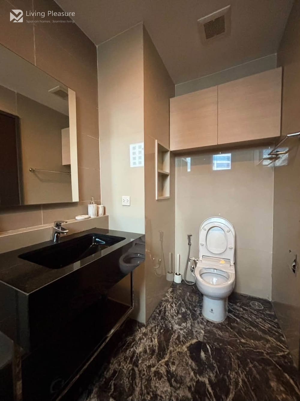 1 Bedroom Condo for Rent at Edge Sukhumvit 23 - City View, Steps from MRT Sukhumvit 24