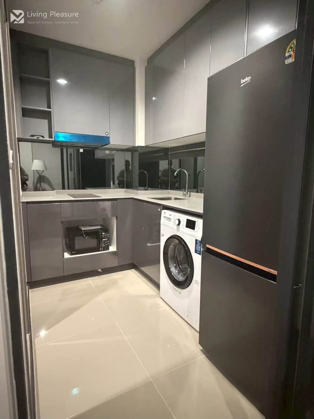 Modern 1-Bedroom Condo for Rent at Ideo Sukhumvit Rama 4 with City View near BTS Phra Khanong 4