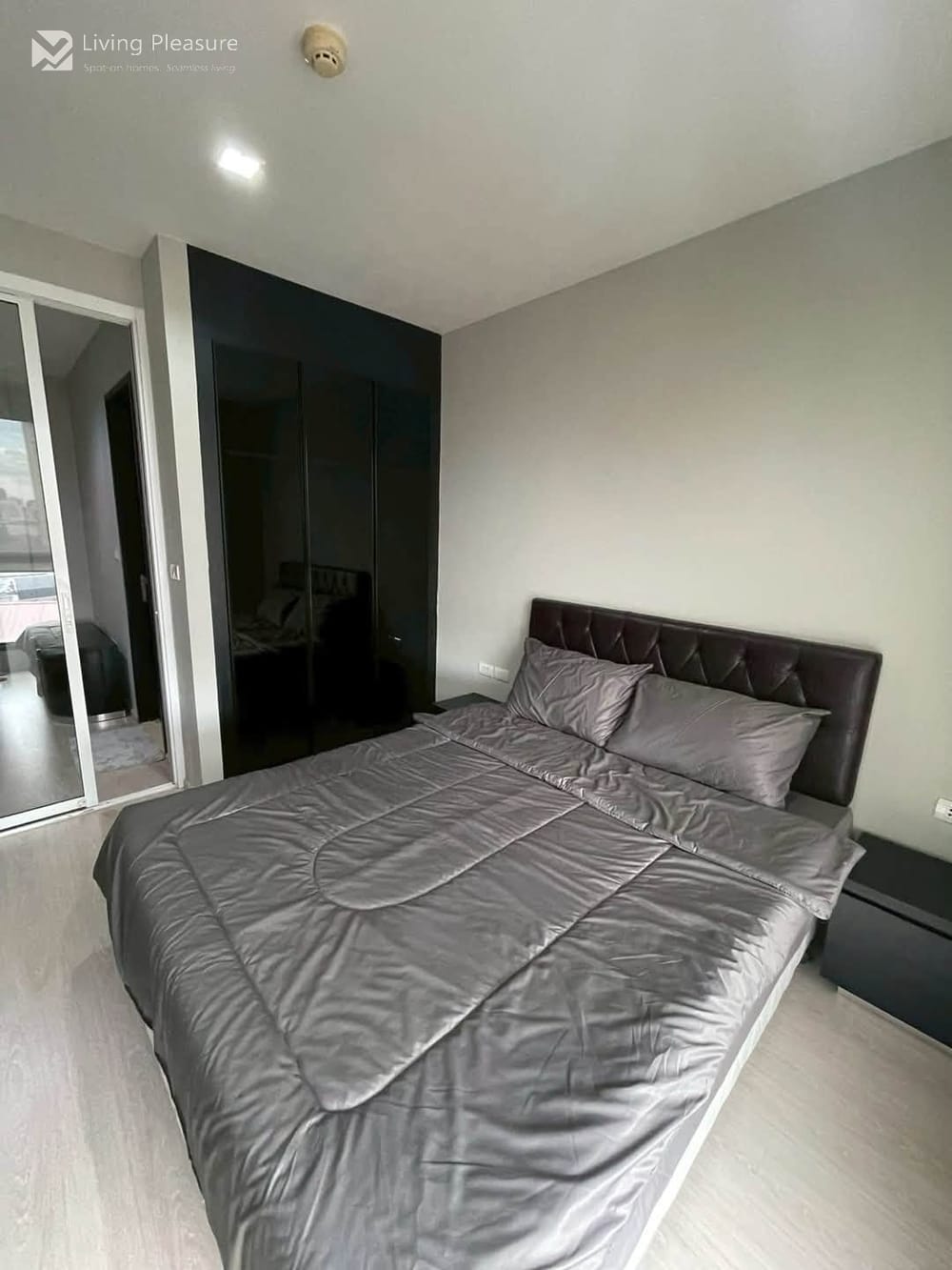 Modern 1-Bedroom Condo for Sale at Rhythm Sukhumvit 44/1 near BTS Phra Khanong 2