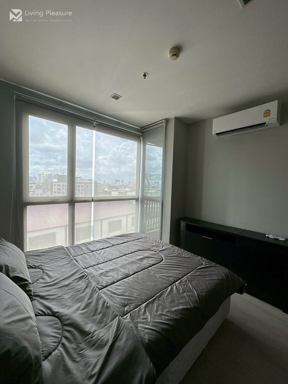 Modern 1-Bedroom Condo for Sale at Rhythm Sukhumvit 44/1 near BTS Phra Khanong 3