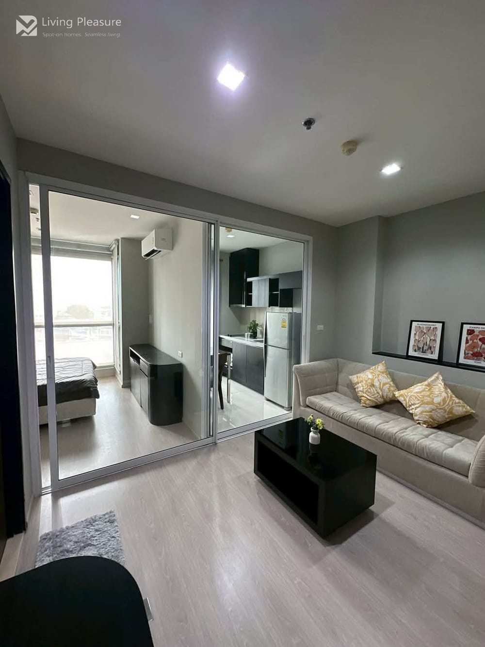 Modern 1-Bedroom Condo for Sale at Rhythm Sukhumvit 44/1 near BTS Phra Khanong 5