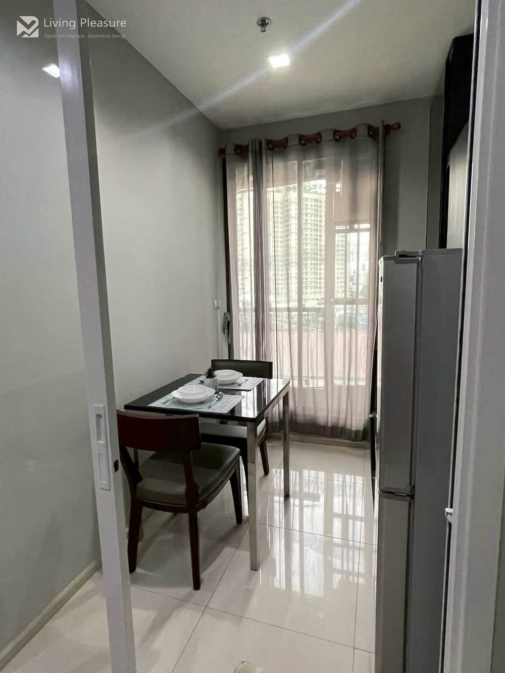 Modern 1-Bedroom Condo for Sale at Rhythm Sukhumvit 44/1 near BTS Phra Khanong 7