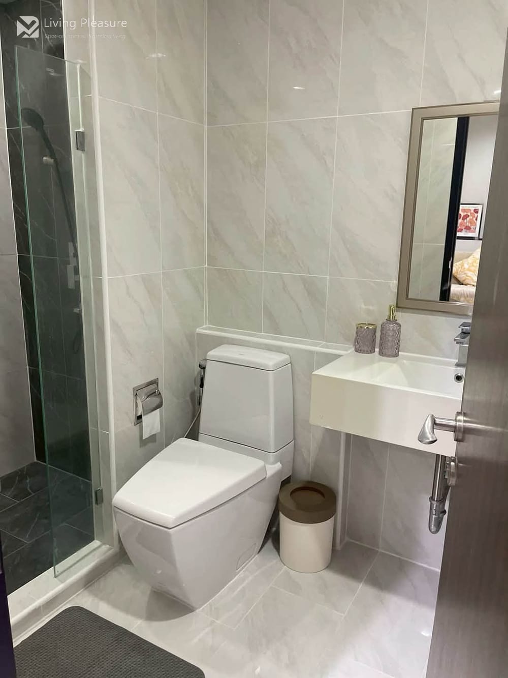 Modern 1-Bedroom Condo for Sale at Rhythm Sukhumvit 44/1 near BTS Phra Khanong 8
