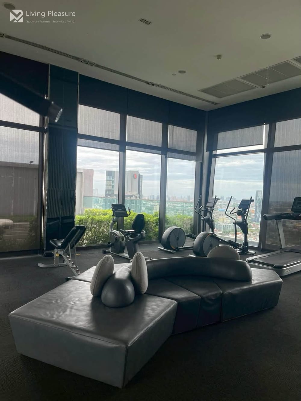 Modern 1-Bedroom Condo for Sale at Rhythm Sukhumvit 44/1 near BTS Phra Khanong 10