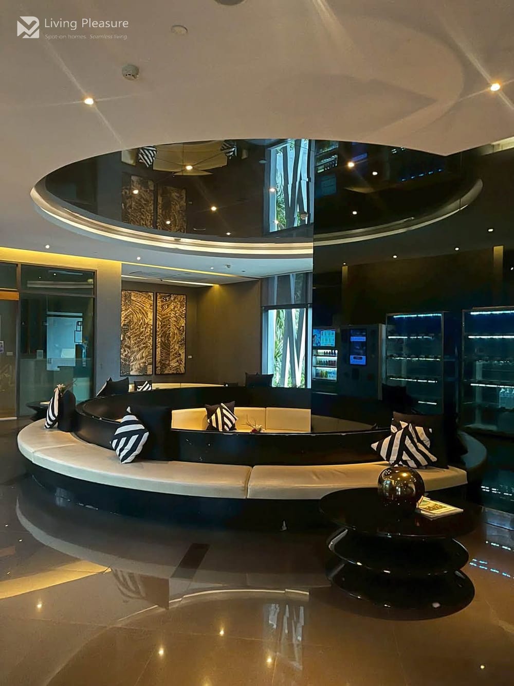 Modern 1-Bedroom Condo for Sale at Rhythm Sukhumvit 44/1 near BTS Phra Khanong 11