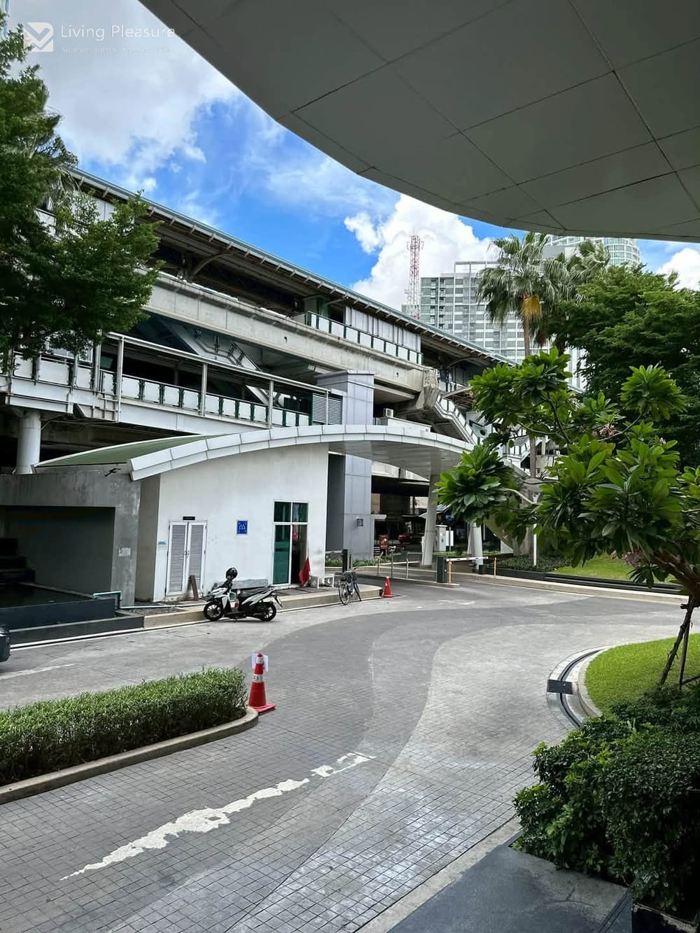 Modern 1-Bedroom Condo for Sale at Rhythm Sukhumvit 44/1 near BTS Phra Khanong 13