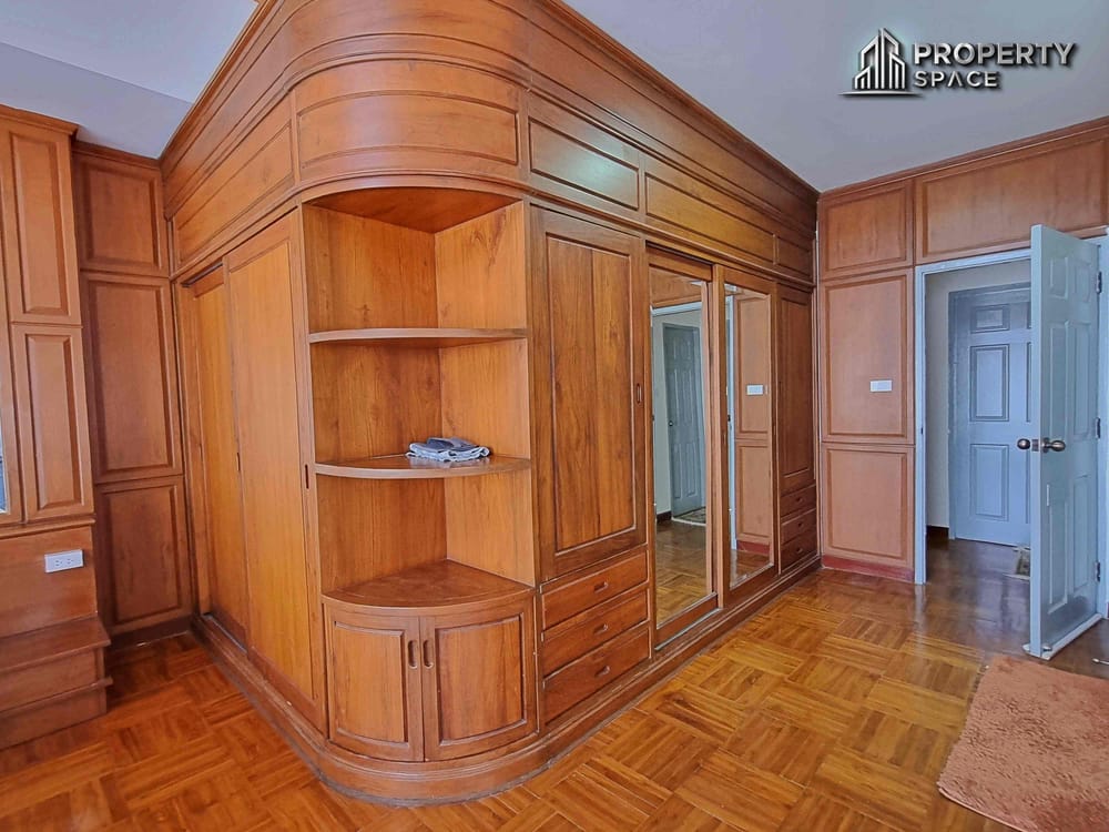 Sophisticated Living at Its Best: 5-Bedroom Pool Villa in East Pattaya for Sale and Rent Image 25
