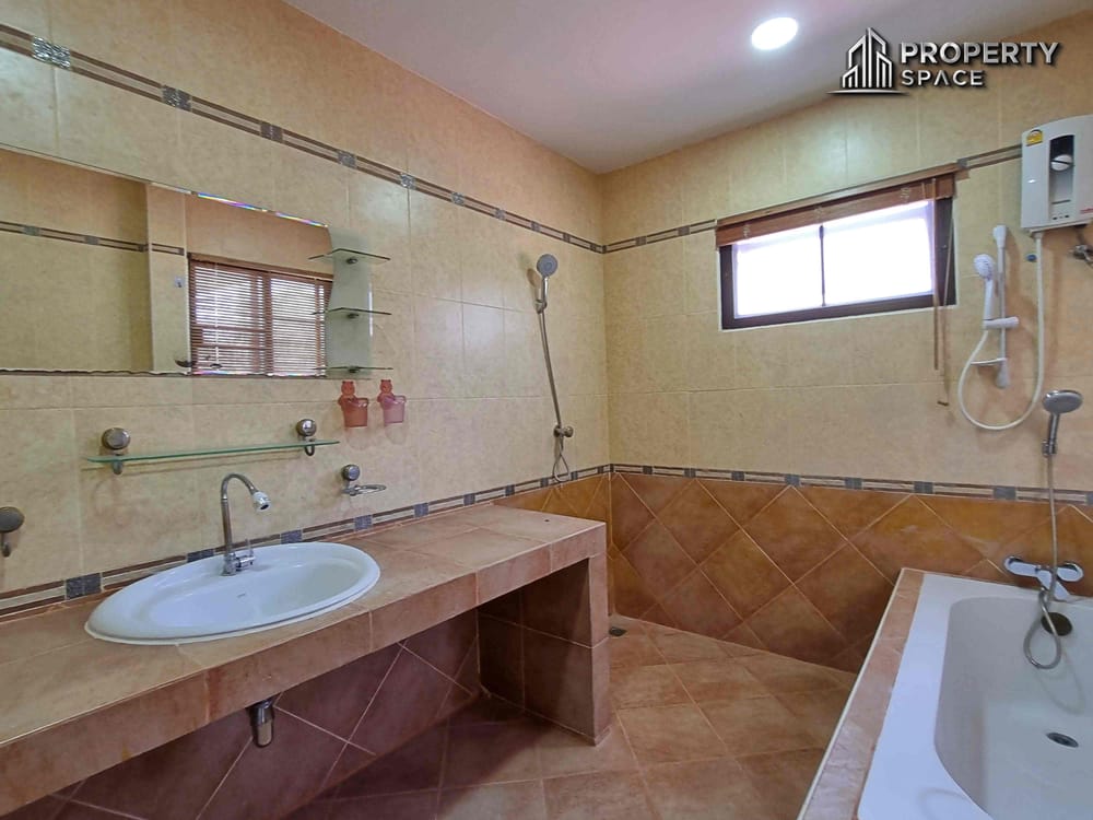 Sophisticated Living at Its Best: 5-Bedroom Pool Villa in East Pattaya for Sale and Rent Image 27