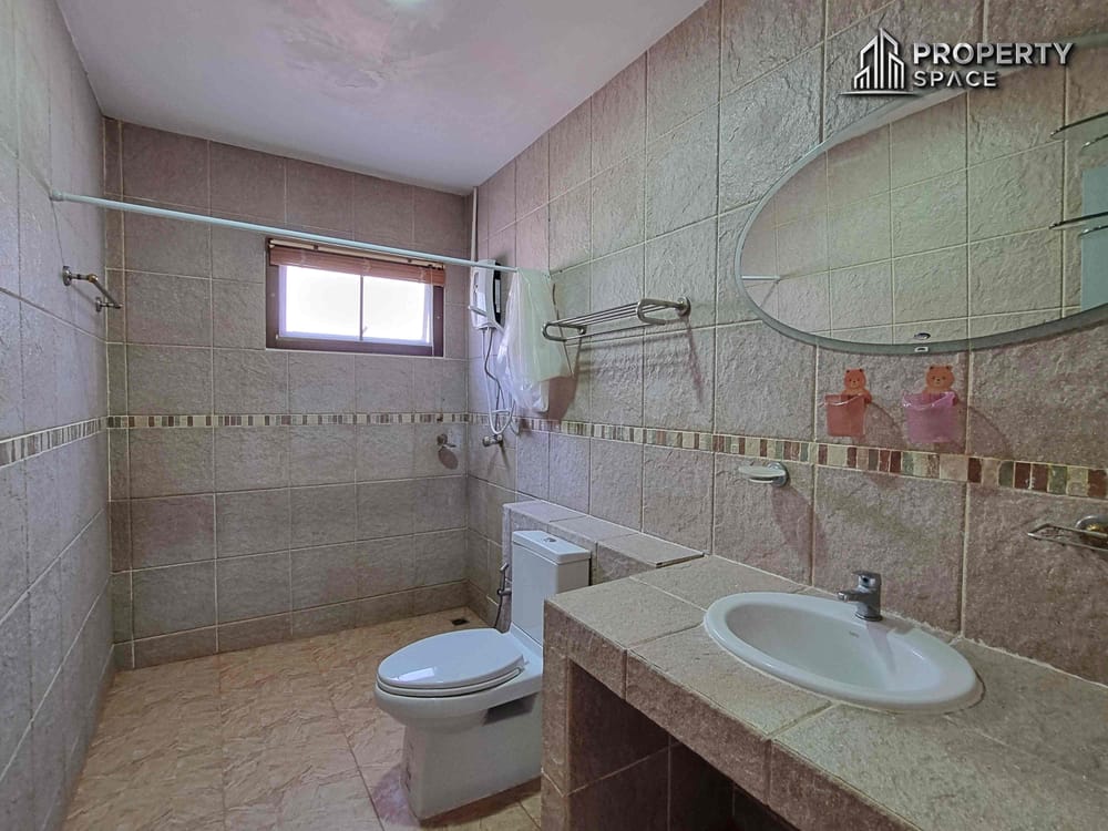 Sophisticated Living at Its Best: 5-Bedroom Pool Villa in East Pattaya for Sale and Rent Image 33