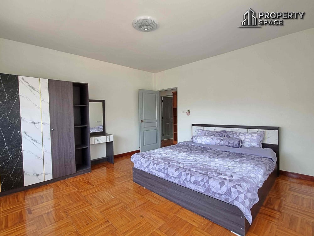 Sophisticated Living at Its Best: 5-Bedroom Pool Villa in East Pattaya for Sale and Rent Image 32
