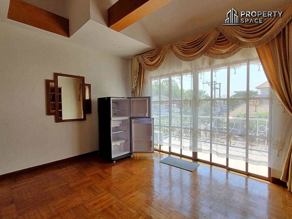 Sophisticated Living at Its Best: 5-Bedroom Pool Villa in East Pattaya for Sale and Rent Image 23