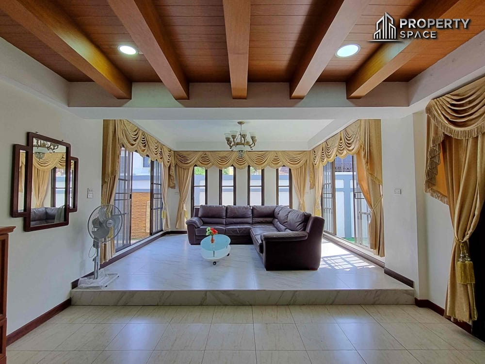 Sophisticated Living at Its Best: 5-Bedroom Pool Villa in East Pattaya for Sale and Rent Image 10