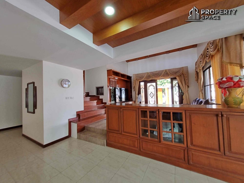 Sophisticated Living at Its Best: 5-Bedroom Pool Villa in East Pattaya for Sale and Rent Image 8