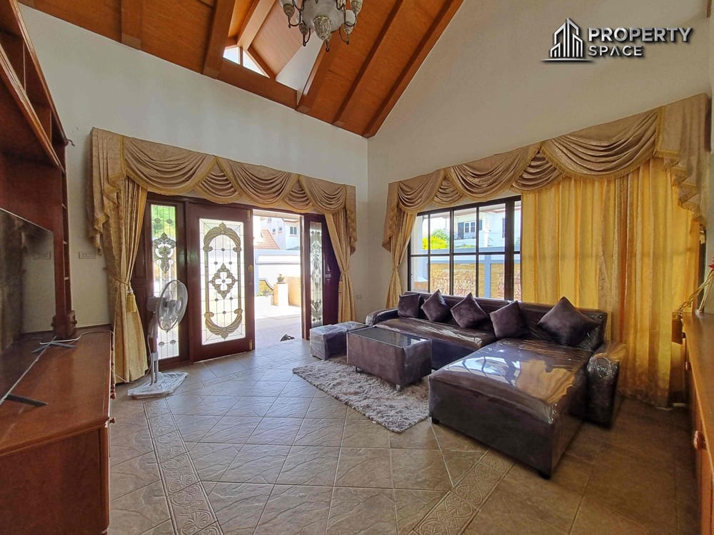 Sophisticated Living at Its Best: 5-Bedroom Pool Villa in East Pattaya for Sale and Rent Image 6