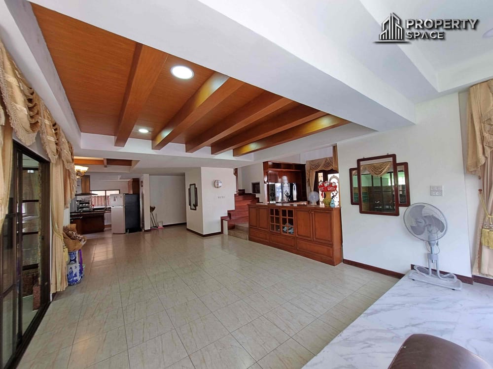 Sophisticated Living at Its Best: 5-Bedroom Pool Villa in East Pattaya for Sale and Rent Image 9