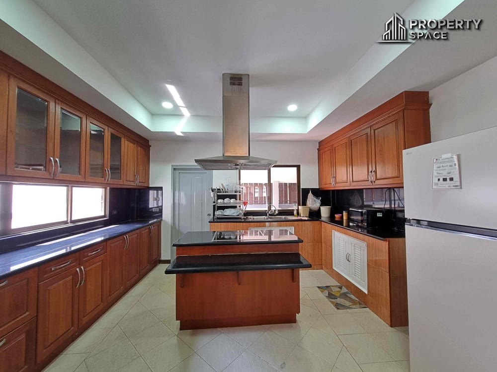 Sophisticated Living at Its Best: 5-Bedroom Pool Villa in East Pattaya for Sale and Rent Image 19