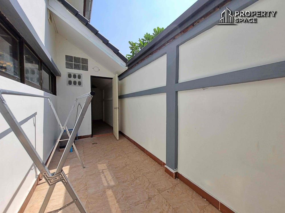 Sophisticated Living at Its Best: 5-Bedroom Pool Villa in East Pattaya for Sale and Rent Image 37