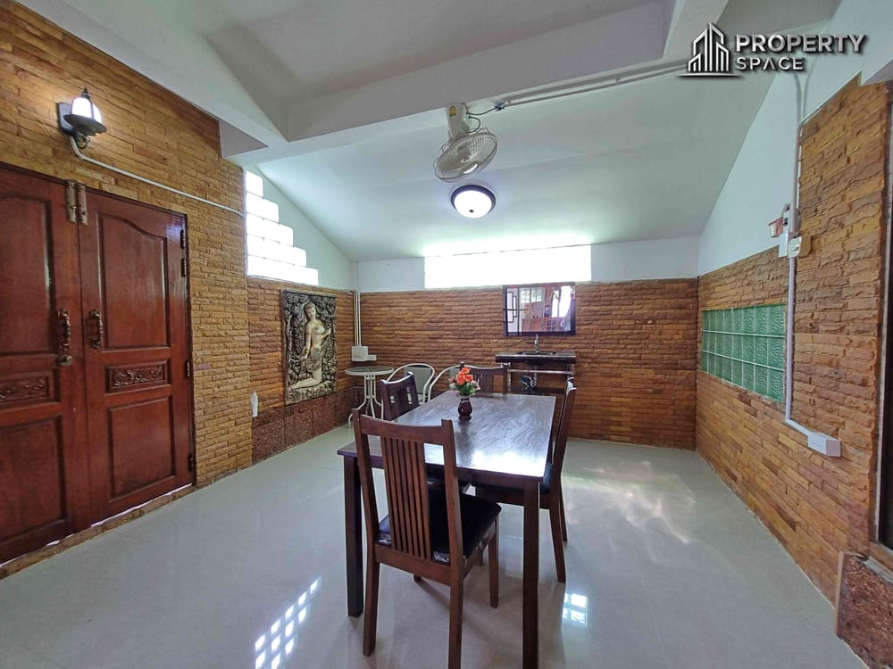 Sophisticated Living at Its Best: 5-Bedroom Pool Villa in East Pattaya for Sale and Rent Image 17