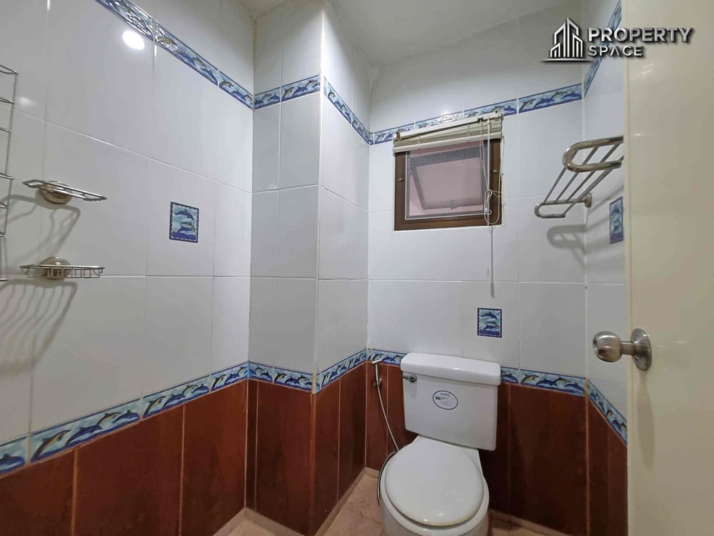Sophisticated Living at Its Best: 5-Bedroom Pool Villa in East Pattaya for Sale and Rent Image 35