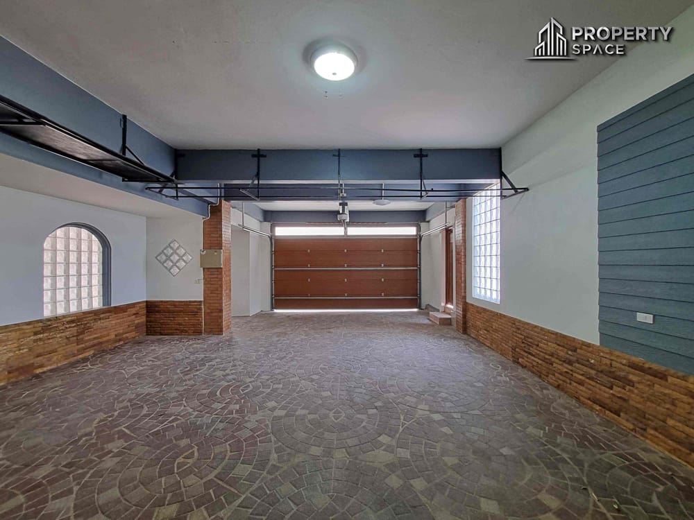 Sophisticated Living at Its Best: 5-Bedroom Pool Villa in East Pattaya for Sale and Rent Image 39