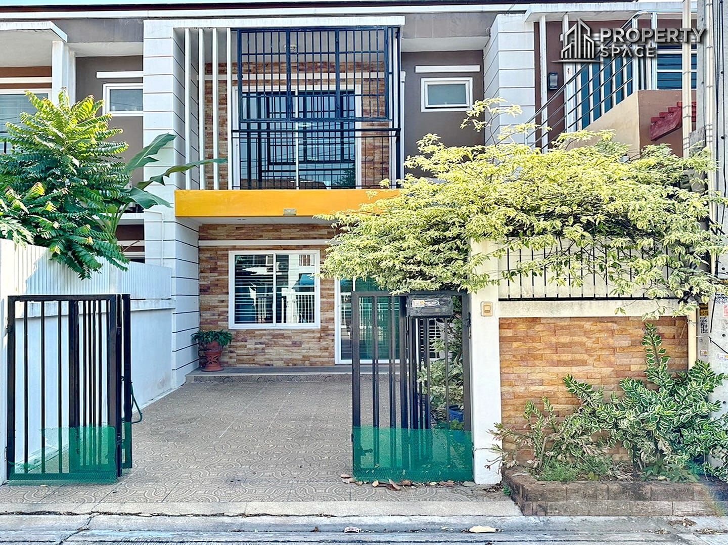 Modern 2 Bedroom Townhouse In East Pattaya For Sale Image 1