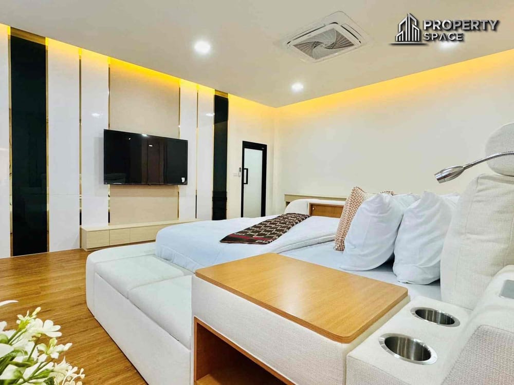 Experience Modern Living: 3-Bedroom Luxury Pool Villa in East Pattaya for Sale Image 11